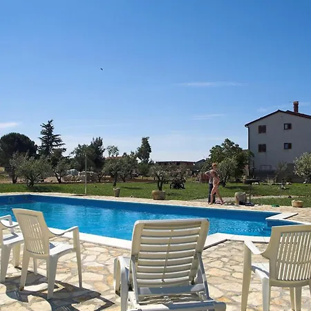 In Fa Ana Near Valbandon Apartman *